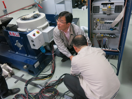 衝撃および振動試験のための電気力学の振動シェーカーの試験機